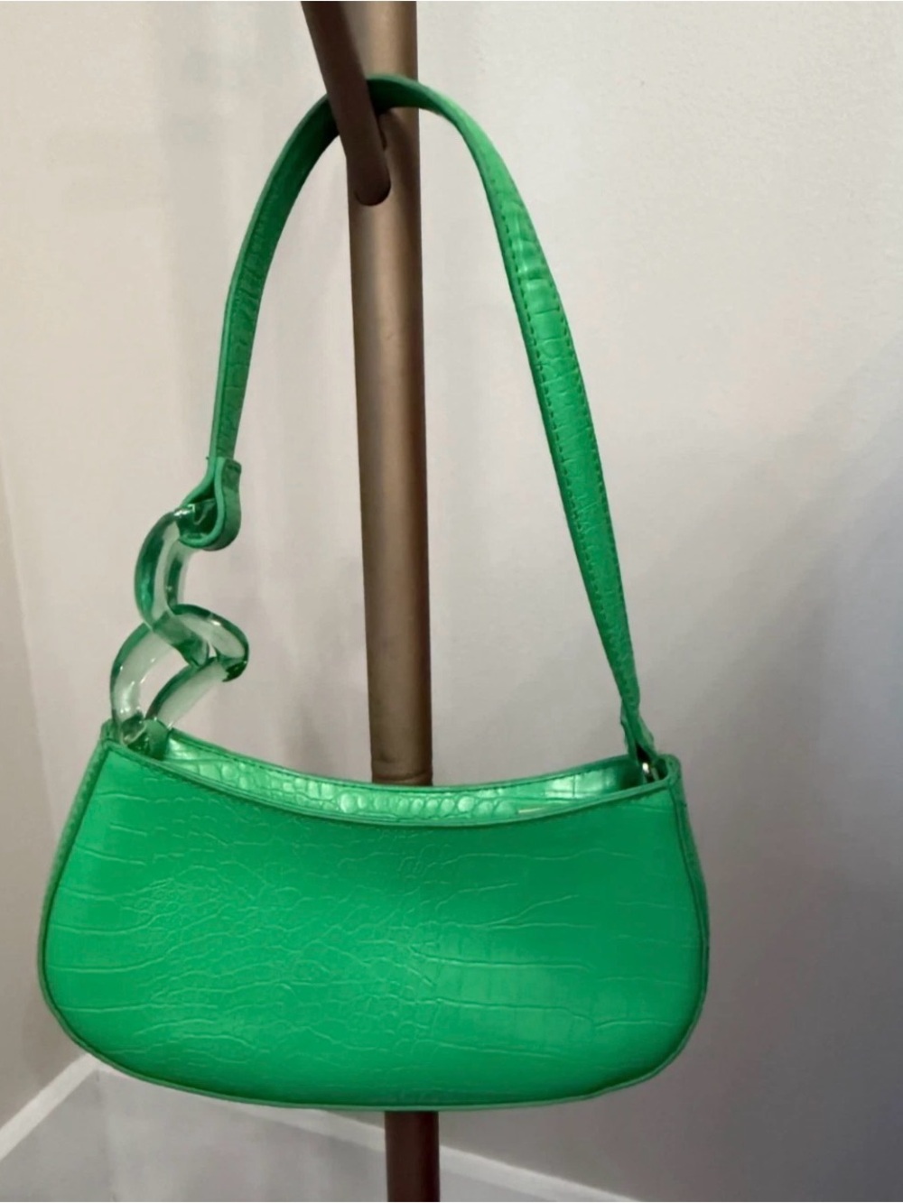 Croc-Embossed Green Shoulder Bag with Sculpted Chain Accent - Picture 2 of 12